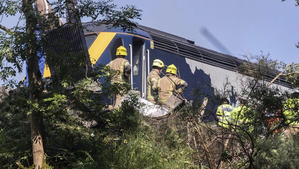 İskoçya'nın Stonehaven kasabasında bir yolcu treni raydan çıkarak kaza yaptı. - Sputnik Türkiye