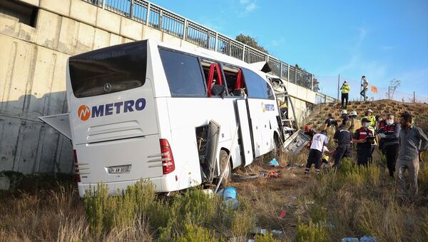 İstanbul Kuzey Marmara Otoyolu'nda yolcu otobüsü, ilk belirlemelere göre üst geçide çarptı. Kazada ölü ve yaralıların olduğu bildirildi. - Sputnik Türkiye