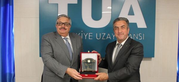 Aleksey Yerhov, Türk Uzay Ajansı Başkanı Serdar Hüseyin Yıdırım Aleksey Yerhov, Türk Uzay Ajansı Başkanı Serdar Hüseyin Yıdırım - Sputnik Türkiye