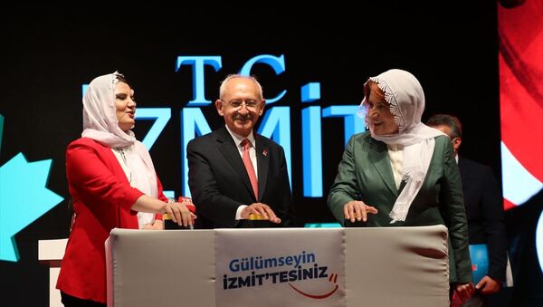 İYİ Parti Genel Başkanı Meral Akşener, Kocaeli'nin İzmit ilçesindeki Uluslararası Fuar Alanı otoparkında düzenlenen İzmit Belediyesi Araç Tanıtım ve Toplu Açılış Töreni'ne katıldı. - Sputnik Türkiye