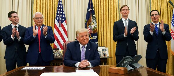 Donald Trump, Birleşik Arap Emirlikleri ve İsrail arasında ABD arabuluculuğuyla varılan anlaşmayı duyurdu. - Sputnik Türkiye