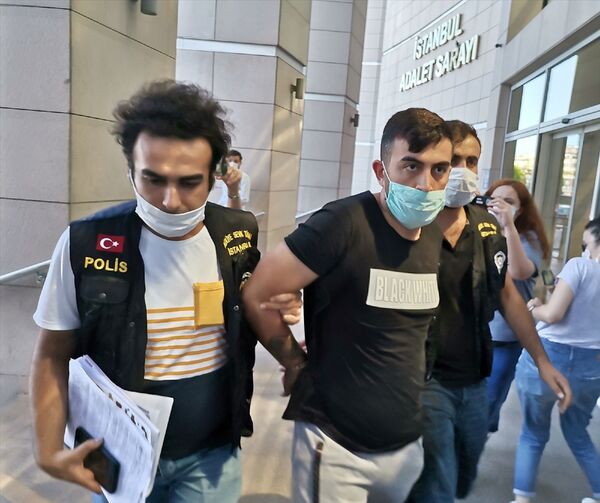 Alibeyköy'de trafikte kadına saldırı: Üzerine yürüdü, arabasının camını kırdı - Sputnik Türkiye