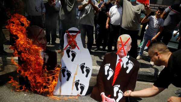 Birleşik Arap Emirlikleri ve İsrail arasında ABD arabuluculuğuyla varılan anlaşma Filistin'de protesto edildi. - Sputnik Türkiye