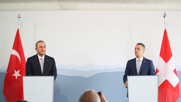  Dışişleri Bakanı Mevlüt Çavuşoğlu (solda), resmi ziyaret amacıyla geldiği İsviçre’nin Bern’de İsviçre Federal Dışişleri Bakanı Ignazio Cassis (sağda) ile bir araya geldi. İki bakan görüşmenin ardından basın toplantısı düzenledi.  - Sputnik Türkiye