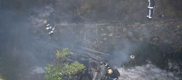 Düzce'de şarampole devrilip yanan ambulanstaki 3'ü sağlıkçı 4 kişi yaralandı. Ambulansın söndürme çalışmaları sürüyor. Düzce'de şarampole devrilip yanan ambulanstaki 3'ü sağlıkçı 4 kişi yaralandı. Ambulansın söndürme çalışmaları sürüyor. - Sputnik Türkiye