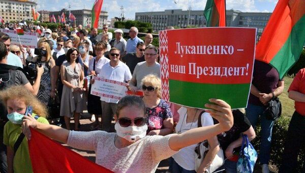 Lukaşenko yanlılarının Minsk’teki gösterisine iktidar temsilcileri de katıldı - Sputnik Türkiye