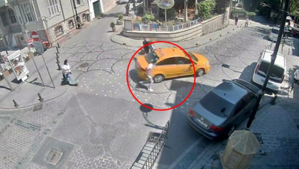 İstanbul'da taksici, turistin unuttuğu cep telefonunu çalıp kaçtı - Sputnik Türkiye