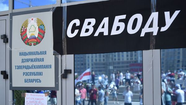 Belarus Ulusal Devlet Televizyon ve Radyo Şirketi camında 'özgürlük' yazılı pankart, protesto - Sputnik Türkiye
