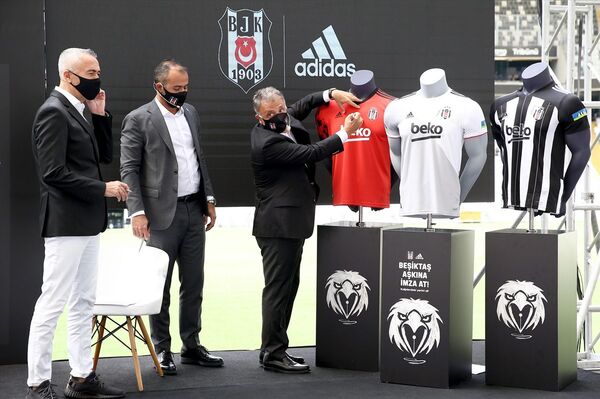 Beşiktaş'tan taraftar imzalı yeni sezon formaları - Sputnik Türkiye