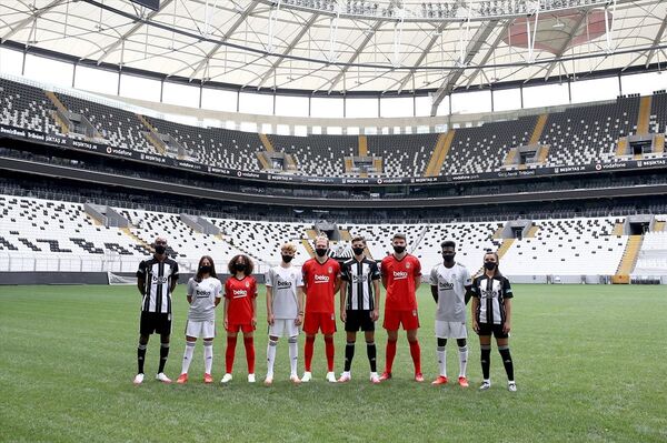 Beşiktaş'tan taraftar imzalı yeni sezon formaları - Sputnik Türkiye