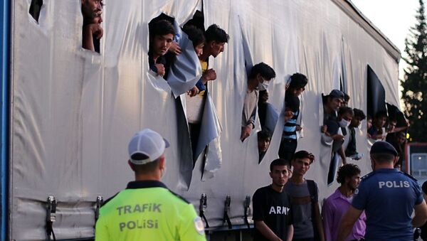 Samsun'da bir tırın dorsesinde 165 göçmen yakalandı - Sputnik Türkiye