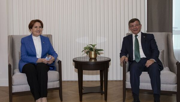 İYİ Parti Genel Başkanı Meral Akşener, Gelecek Partisi Genel Başkanı Ahmet Davutoğlu'nu partisinin genel merkezinde ziyaret etti. - Sputnik Türkiye
