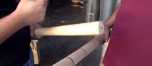 Adana'da beyzbol sahası ve kulübü olmamasına rağmen beyzbol sopaları yoğun ilgi görüyor. 20-30 lira arasında değişen fiyatlara satılan sopaları 18-30 yaş arası genellikle tercih ediyor.  - Sputnik Türkiye