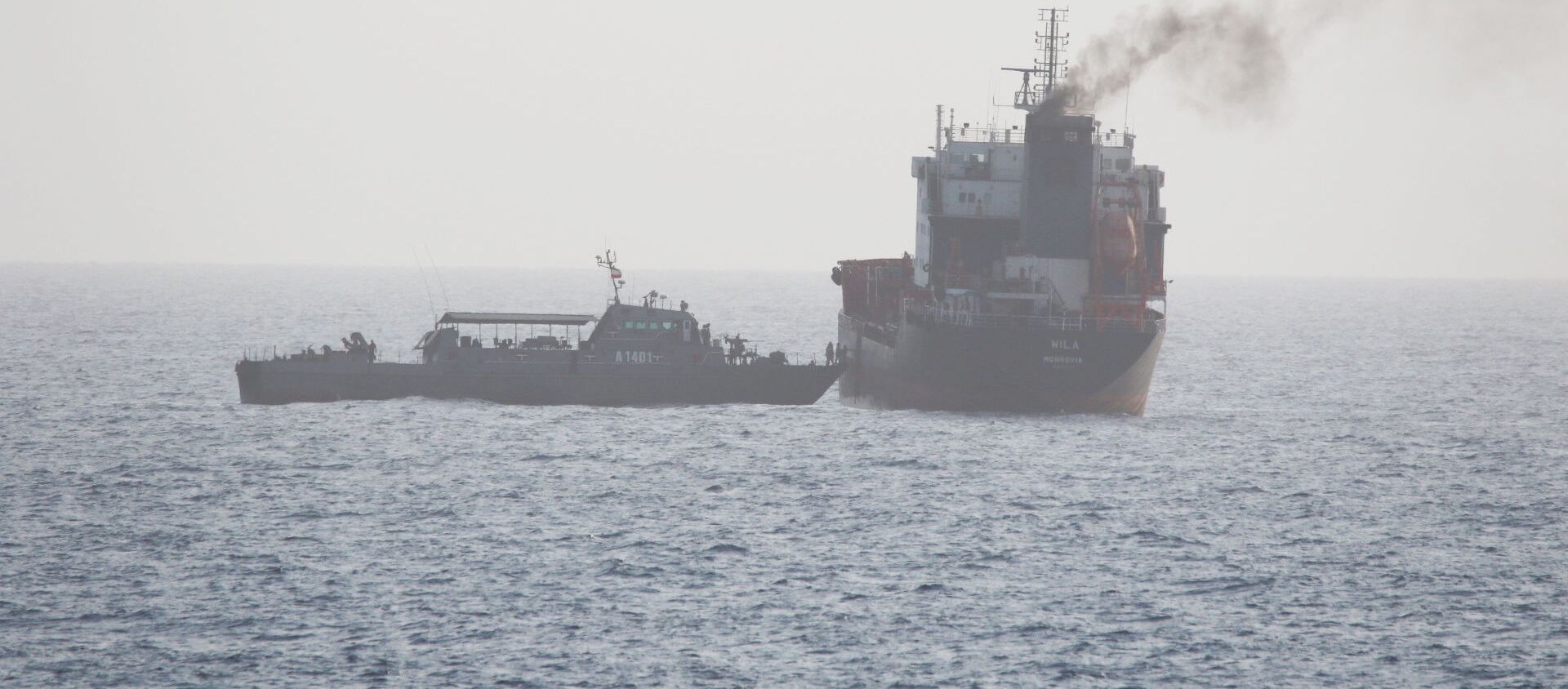 ABD donanmasının 12 Ağustos 2020'de yayımladığı fotoğraf: Hürmüz Boğazı'ndaki İran güçleri, BAE'ye giden sivil tanker WILA'nın yolunu kesip güverteye çıkıyor.  - Sputnik Türkiye, 1920, 01.06.2021