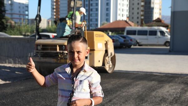 Kayseri'de bisiklet sürmek için asfalt yol isteyen çocuğun talebi yerine getirildi - Sputnik Türkiye