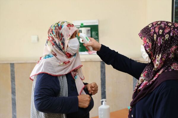 Yöneticisi olduğu apartmanı karantinaya aldı, kimsenin girmesine izin vermiyor: İşim olduğu zamanlarda eşim nöbette Yöneticisi olduğu apartmanı karantinaya aldı, kimsenin girmesine izin vermiyor: İşim olduğu zamanlarda eşim nöbette - Sputnik Türkiye