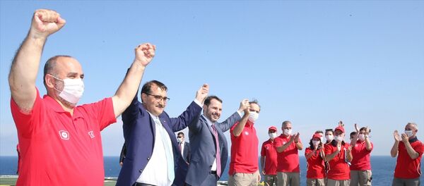 Cumhurbaşkanı Recep Tayyip Erdoğan, Dolmabahçe Çalışma Ofisi'nde düzenlediği toplantıda Türkiye tarihinin en büyük doğalgaz keşfini Karadeniz'de gerçekleştirdi açıklamasını yaptı. Hazine ve Maliye Bakanı Berat Albayrak ile Enerji ve Tabii Kaynaklar Bakanı Fatih Dönmez, konuya ilişkin Fatih Sondaj Gemisinde açıklamalarda bulundu. - Sputnik Türkiye