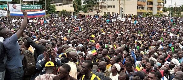 Mali'de Cumhurbaşkanı İbrahim Boubacar Keita'nın askeri darbeyle devrilmesinin ardından binlerce kişi, muhalefetin çağrısıyla meydanlara çıktı. - Sputnik Türkiye