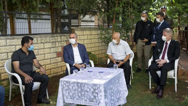 Adalet Bakanı Abdulhamit Gül, Gaziantep'te bir apartmanın 4'üncü katından düşerek hayatını kaybeden 17 yaşındaki Duygu Delen'in ailesine taziye ziyaretinde bulundu. - Sputnik Türkiye