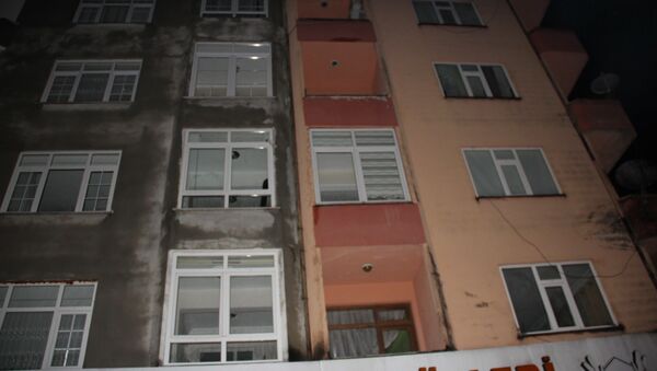 Rize’nin merkeze bağlı Dağsu mahallesinde birbirine bitişik iki apartman şiddetli yağış sonrası oluşan heyelan tehlikesi nedeniyle tahliye edildi. - Sputnik Türkiye