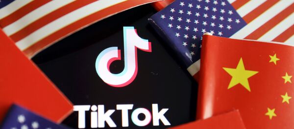 ABD ve Çin bayrakları arasında kalan TikTok logosu - Sputnik Türkiye