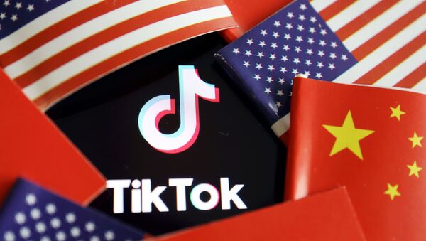 ABD ve Çin bayrakları arasında kalan TikTok logosu - Sputnik Türkiye