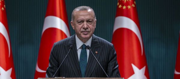 Türkiye Cumhurbaşkanı Recep Tayyip Erdoğan, Cumhurbaşkanlığı Külliyesi'nde düzenlenen kabine toplantısının ardından açıklamalarda bulundu. - Sputnik Türkiye