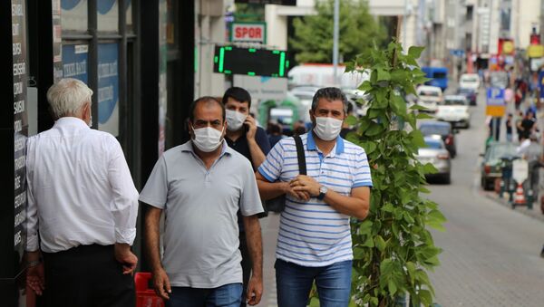 Artvin - yeni tip Koronavirüs (Kovid-19) tedbirleri kapsamında, vatandaşların yoğun olarak kullandığı cadde, meydan ve parklarda maske takma zorunluluğu getirildi. - Sputnik Türkiye
