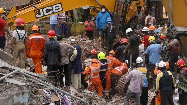 Hindistan'ın Mumbai kenti yakınlarında çöken binanın enkazında bulunan dört yaşındaki bir erkek çocuk sağ olarak kurtarıldı. - Sputnik Türkiye