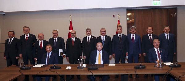 Türkiye Cumhurbaşkanı Recep Tayyip Erdoğan, Malazgirt Zaferi'nin 949'uncu yıl dönümü dolayısıyla Ahlat'ta düzenlenen programlara katılmak üzere geldiği Bitlis'te bölge valileriyle toplantı yaptı. Toplantıda, Cumhurbaşkanı Yardımcısı Fuat Oktay (önde solda), Milli Savunma Bakanı Hulusi Akar (önde sağda) ve İçişleri Bakan Yardımcısı Muhterem İnce (2. sıra sol 6) de yer aldı. - Sputnik Türkiye