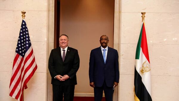 ABD Dışişleri Bakanı Mike Pompeo ve Sudan Egemenlik Konseyi Başkanı Orgeneral Abdulfettah el-Burhan - Sputnik Türkiye