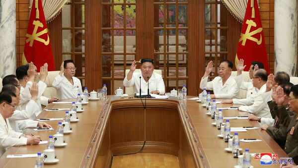 Kuzey Kore Lideri Kim Jong-un, sağlığıyla ilgili spekülasyonların ardından ilk kez iktidardaki İşçi Partisi'nin politbüro toplantısında görüntülendi. - Sputnik Türkiye