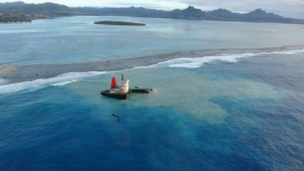 MV Wakashio adlı petrol tankeri, Mauritius'ta mercan kayalıklarına çarparak karaya oturdu. - Sputnik Türkiye