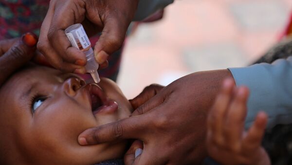 Afrika ülkesi Somali bağlantılı Somaliland bölgesinde 7 aylık bebeğe çocuk felci aşısı yapılırken - Sputnik Türkiye