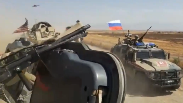 Suriye'nin doğusunda dün Rus askeri konvoyundaki araç ile ABD askeri aracının çarpışma anı - Sputnik Türkiye