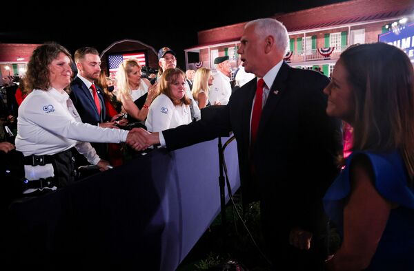 Trump ve Pence'in tedbirlere uymaması Harris'i kızdırdı: Demokratsan maske takarsın, Cumhuriyetçiysen takmaz mısın? - Sputnik Türkiye