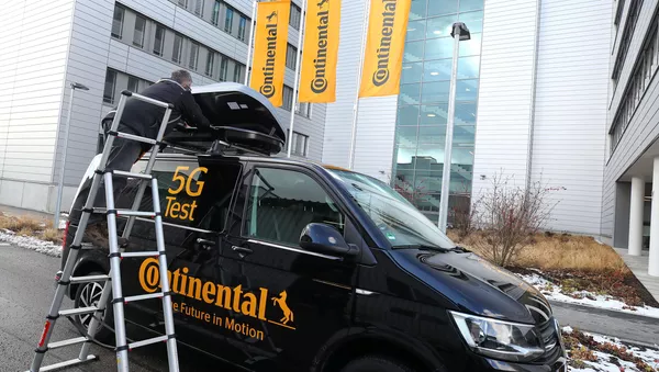 FILE PHOTO: A Continental employee checks an antenna with measurement technology, used for 5G road testing, at Continental's pilot location for industry 4.0 applications in Regensburg, Germany, February 28, 2020.  REUTERS/Michael Dalder/File Photo - Sputnik Türkiye