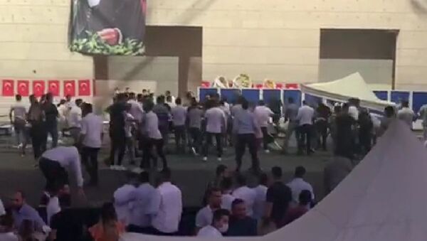 CHP İzmir Gençlik Kolları Kongresinde iki grup arasında kavga çıktı.  - Sputnik Türkiye
