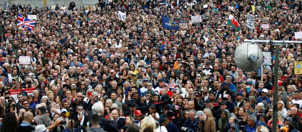 İngiltere'nin başkenti Londra'da yeni tip koronavirüs (Kovid-19) önlemleri ve aşı karşıtı gösteri düzenlendi.  - Sputnik Türkiye