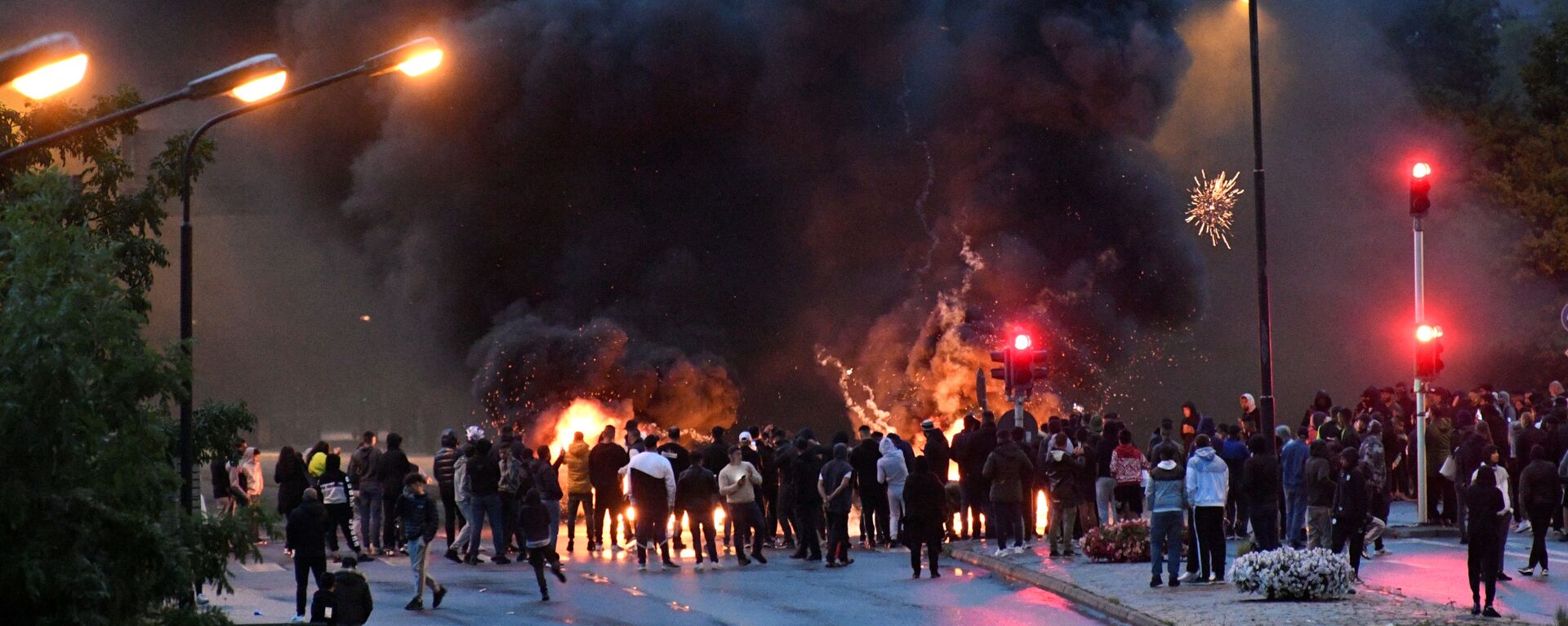 İsveç'in Malmö kentinin Rosengard semtinde göçmenlerin Kuran yakılmasına karşı düzenlediği protesto (28 Ağustos 2020) - Sputnik Türkiye, 1920, 17.04.2022