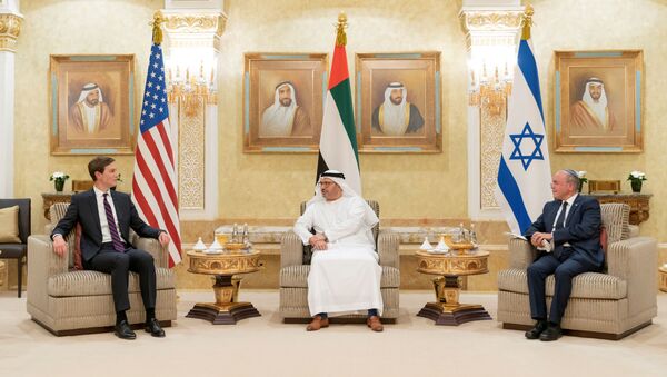 BAE Dışişlerinden Sorumlu Devlet Bakanı Enver Gargaş, Abu Dabi'de ABD ve İsrail bayrakları önünde ABD Başkanı'nın Başdanışmanı Jared Kushner ve İsrail Ulusal Güvenlik Danışmanı Meir Ben-Shabbat'ı ağırlarken - Sputnik Türkiye