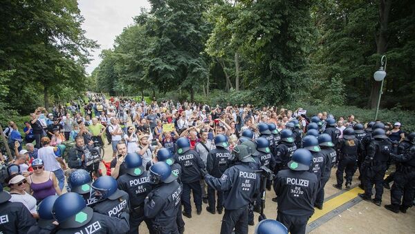 Almanya'da göstericilere polis şiddeti - Sputnik Türkiye