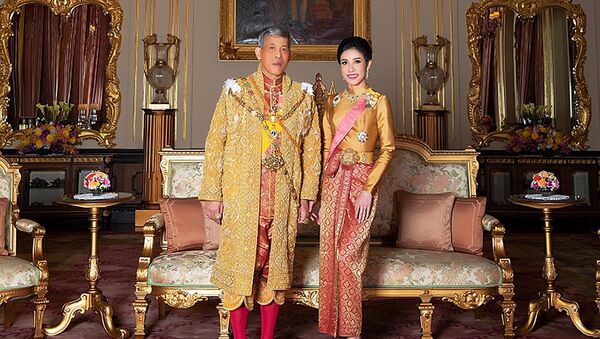Tayland Kralı Maha Vajiralongkorn ve 'resmi metresi' ilan ettiği Sineenat Wongvajirapakdi - Sputnik Türkiye