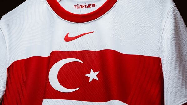 Türkiye A Milli Futbol Takımı'nın Nike tarafından hazırlanan iç saha ve dış saha formalarının tanıtımı yapıldı. Geleneksel renkler ve sembollerden ilham alınarak tasarlanan formalarda bayrak ve bant tasarımın merkezini oluşturuyor. Büyütülmüş ay-yıldız, kırmızı bantın ortasında yer alıyor. - Sputnik Türkiye