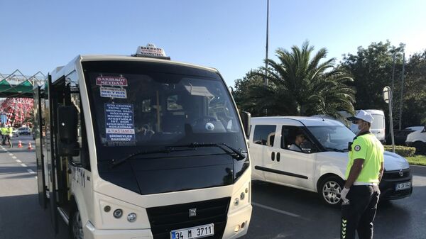Bakırköy'de toplu taşıma araçlarına yönelik yapılan denetimlerde bir minibüs şoförüne 10 yolcu fazla aldığı için ceza kesildi. - Sputnik Türkiye