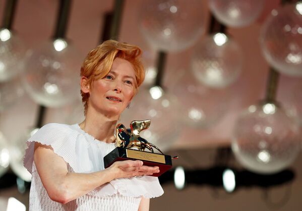 Açılış gecesinde ayrıca İngiliz aktris Tilda Swinton, yaşam boyu başarı dalında Altın Aslan Özel Ödülü'nü, Cate Blanchett’in elinden aldı. - Sputnik Türkiye
