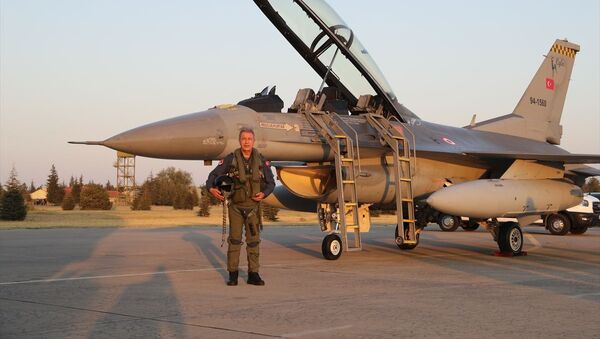 Milli Savunma Bakanı Hulusi Akar, Hava Kuvvetleri'nin yeni uçuş eğitim yılının açılışını Ege'nin kuzeyine yaptığı özel uçuşla gerçekleştirdi. - Sputnik Türkiye