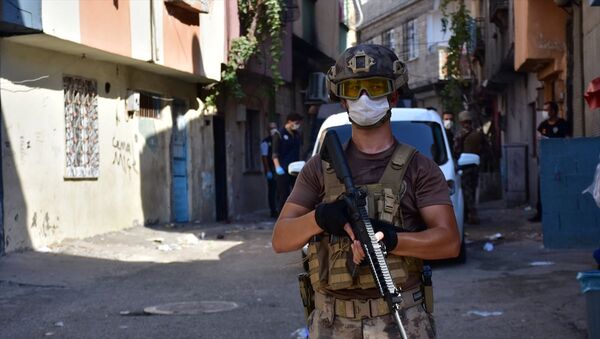 Gaziantep'te 655 polisin katılımıyla torbacı olarak tabir edilen sokak satıcılarına yönelik uyuşturucu operasyonu başlatıldı. - Sputnik Türkiye