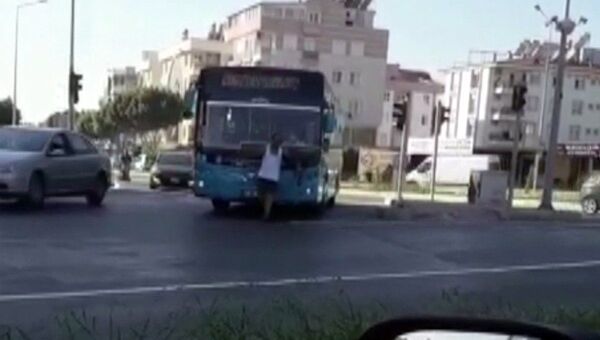Antalya'da otobüse maskesiz alınmayınca, sileceklere tutundu - Sputnik Türkiye