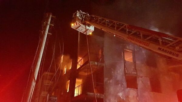 İzmir’in Bayındır ilçesinde bulunan 4 katlı apartman alev alev yandı. - Sputnik Türkiye
